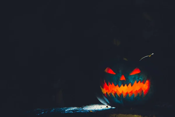 Calabaza de miedo para Halloween sobre un fondo negro — Foto de Stock