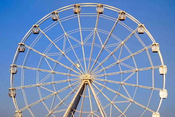 Grande roue en été dans le ciel bleu — Photo