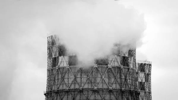 Rök från rörfabriken närbild av utsläpp av avfall — Stockfoto