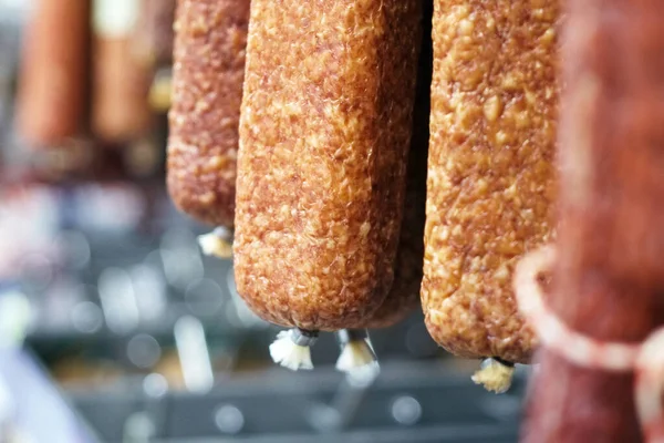 Gros plan sur le marché des saucisses fumées — Photo