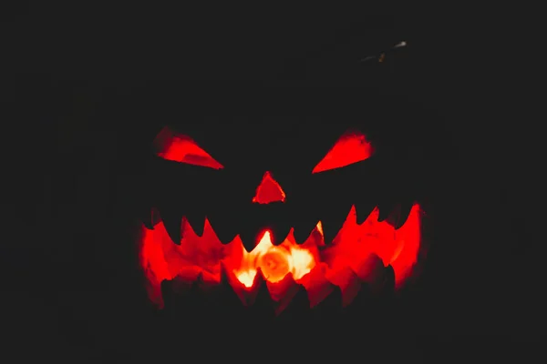 Calabaza de miedo para Halloween sobre un fondo negro —  Fotos de Stock