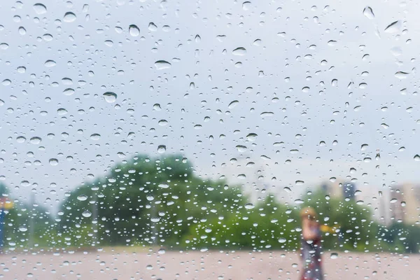 Gotas de lluvia sobre vidrio — Foto de Stock