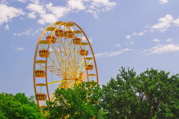 Ruota panoramica gialla — Foto Stock