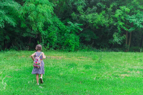 Menina corre para a floresta — Fotografia de Stock