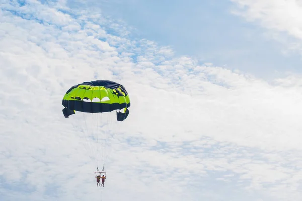 Parasailing auf dem Meer — Stockfoto