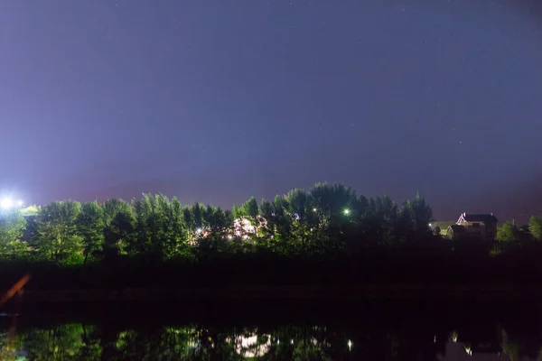 Nacht landschap rivier en bos — Stockfoto