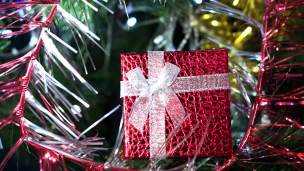 Yeni yıl ve Noel için kırmızı hediye kutusu kapanıyor. Erkek eli hediyeyi elleriyle alır. — Stok video