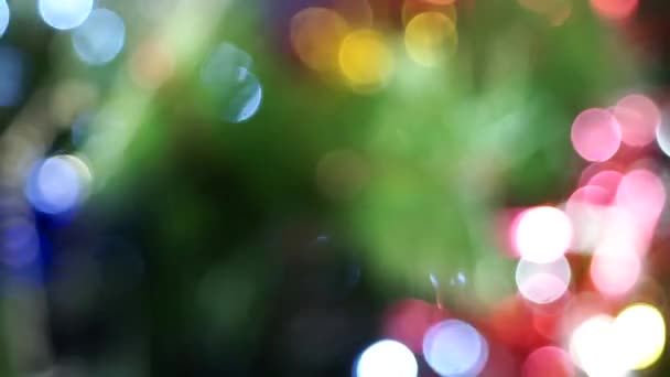 पार्श्वभूमी गोषवारा पार्श्वभूमी फोकस-ऑफ-फोकस ख्रिसमस अस्पष्ट. रंगीत बोके चेंडू ख्रिसमस ट्री फ्लॅशिंग — स्टॉक व्हिडिओ