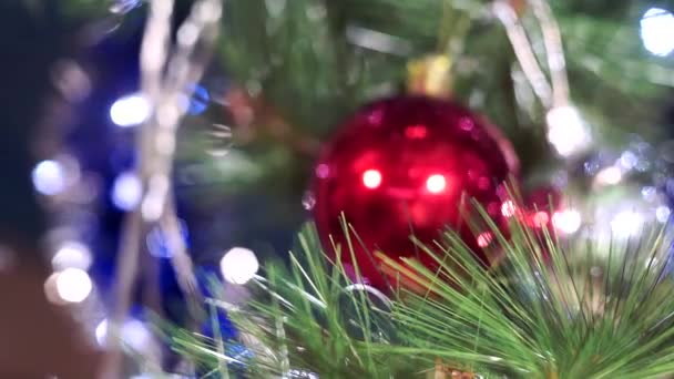 Kerst decor rode bal close-up. Nieuwjaar Kerstmis — Stockvideo