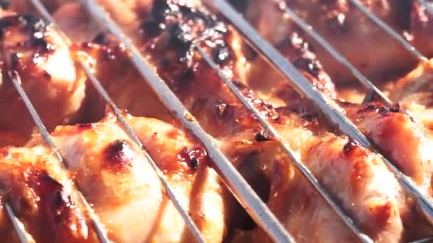 Poulet frit sur les charbons fermer — Video