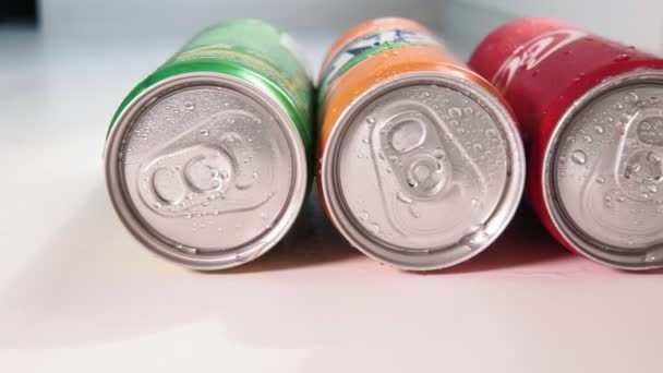 Tjumen, Russland-20. Mai 2020: Coca-Cola, Fanta und Sprite — Stockvideo