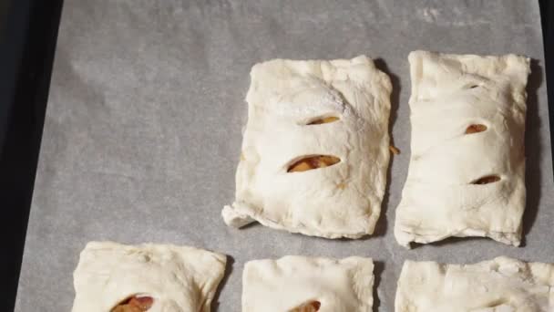 Домашнє приготування їжі, силіконова щітка змащує випічку яблучною булочкою — стокове відео