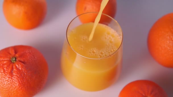Versa succo d'arancia in un bicchiere primo piano messa a fuoco selettiva — Video Stock