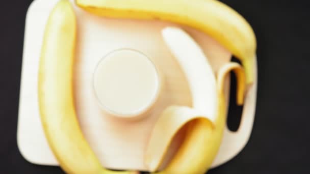 Frullato di banana. Banane su sfondo grigio chiaro, messa a fuoco selettiva — Video Stock