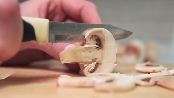 在刨花板上切蘑菇。切割/切割年轻妇女 — 图库视频影像
