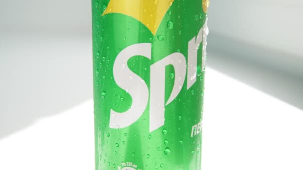 Tyumen, Rusia-20 de mayo de 2020: primer plano del logotipo de Can of Sprite con gotas de agua . — Vídeo de stock