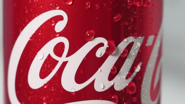 Tyumen, Russia-May 20, 2020: Detailní záběr nápojů Coca Cola. — Stock video