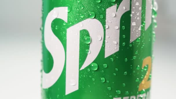 Tyumen, Rusia-mayo 20, 2020: Sprite drink close up macro. logo con gotas de agua — Vídeo de stock