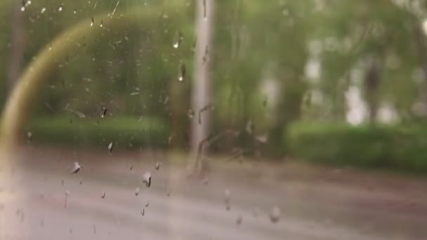 Gotas de rocío caen en la ventana del coche cuando llueve, atascos de tráfico . — Vídeo de stock