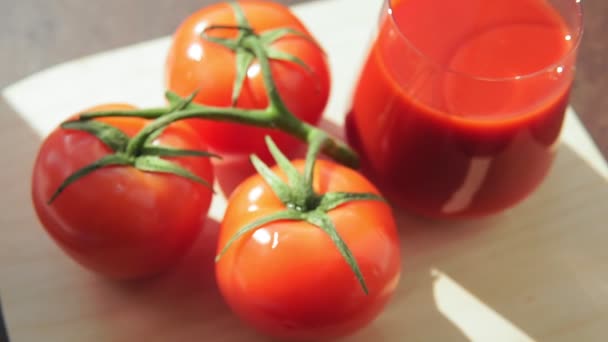 Pours tomato juice, a dietary product. Contains lycopene, a natural pigment. — Stock Video