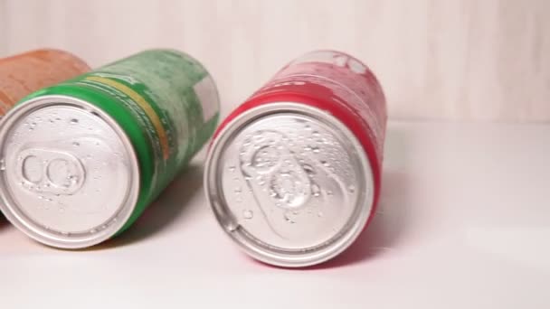 Tyumen, Russia-maggio 20, 2020: Coca-Cola, Fanta e Sprite Cans. Le tre bevande — Video Stock