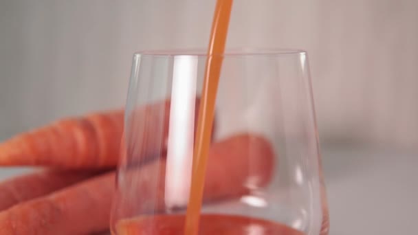 Gießt Karottensaft in ein Glas Tasse Nahaufnahme, selektiver Fokus — Stockvideo