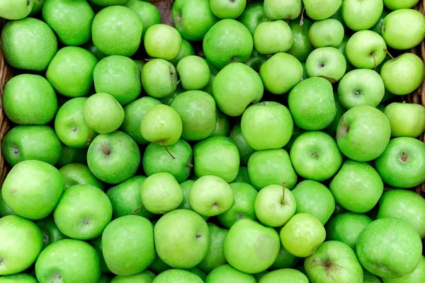 Maçãs Verdes Mercado Maçãs Jazem Caixas Frente Comprador Alimentos Saudáveis — Fotografia de Stock