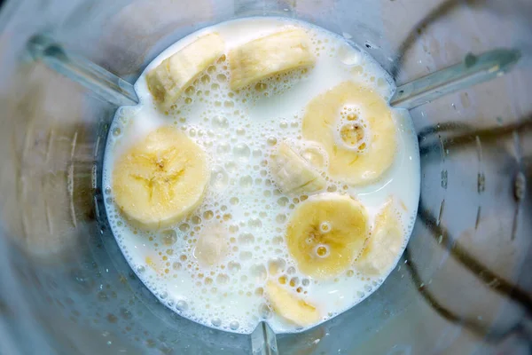 Mjölk Mixer För Att Göra Hemmagjord Banansmoothie Friska Naturliga Ekologiska — Stockfoto