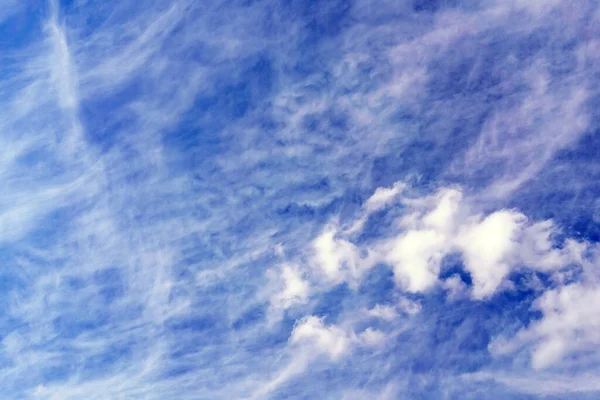 Cirrus Bulutları Yere Ulaşan Yağmur Yayar Gökyüzü Arkaplanında Doku — Stok fotoğraf