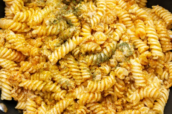 Bolognese pasta. Fusilli met tomatensaus, gemalen gehakt. Traditionele Italiaanse keuken. Koken thuis — Stockfoto