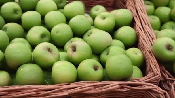 Buah di supermarket bahan makanan. Termasuk apel hijau, penjualan buah matang — Stok Video