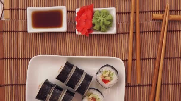 Rollos de sushi con verduras, Filadelfia clásico con salmón y queso, salsa de soja, wasabi, jengibre. Menú japonés — Vídeos de Stock