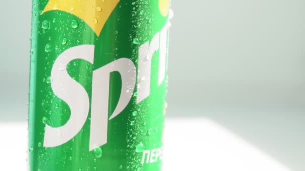 Tyumen, Rusia-20 de mayo de 2020: Cierre una lata de refrescos Sprite. Sprite es un refresco creado por The Coca-Cola Company . — Vídeo de stock