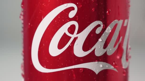 Tioumen, Russie-20 mai 2020 : Gros plan sur les bocaux Coca Cola avec gouttes d'eau, macro — Video