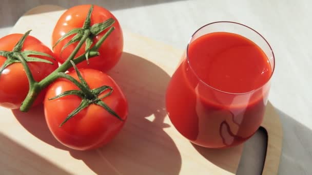 Derrama suco de tomate bebida vegetal. Alimentação saudável e conceito de estilo de vida . — Vídeo de Stock