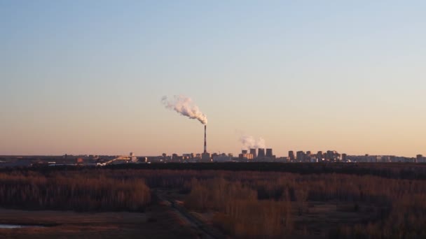 工場による環境汚染の概念です。選択的集中。都市部の工場煙突から煙。コンセプト環境汚染、生態系 — ストック動画