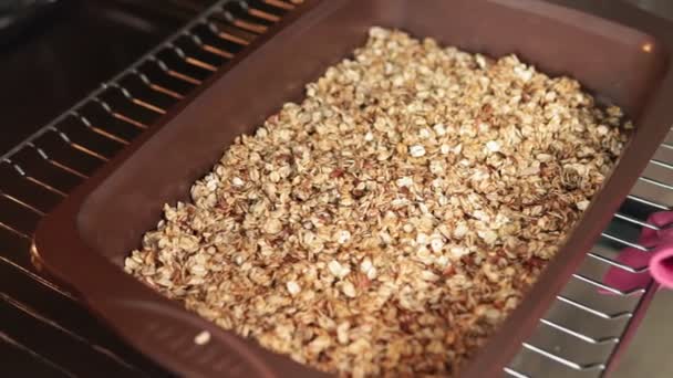 Granola o muesli con fruta. Cocina en casa, comida dietética, horneada en el horno — Vídeos de Stock