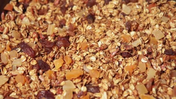 Muesli hoop, abstract korrelpatroon, korrelige textuur als achtergrond, gebakken muesli gezond Ontbijt — Stockvideo