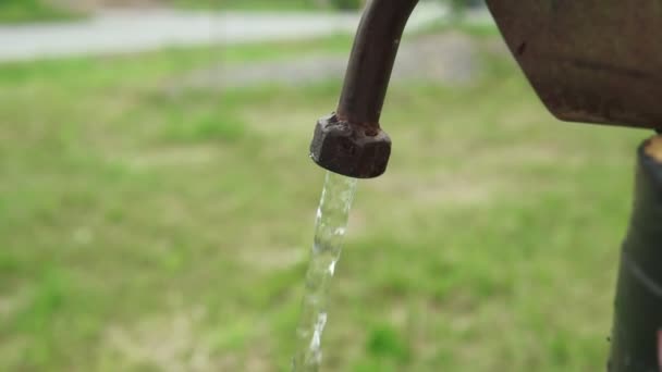 Water pours from a water pump a close up view of the streams — Stock Video