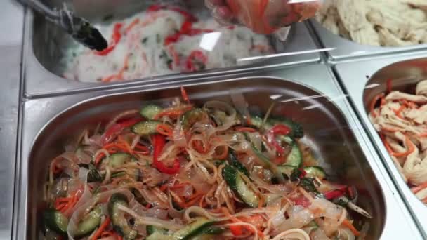 Ensalada de fideos con almidón, zanahorias y especias. venta de un plato ya hecho en el mercado. Cocina coreana — Vídeo de stock