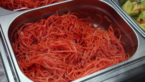 Salade coréenne de carottes épicées sur le marché — Video