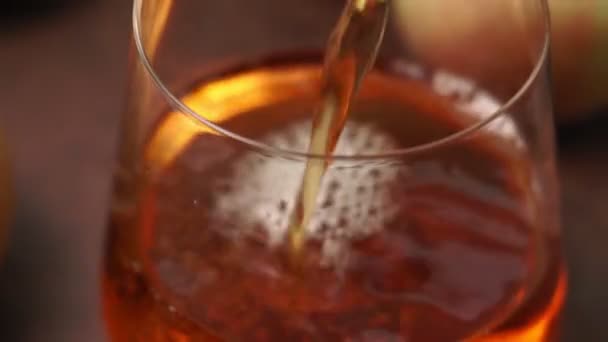 把苹果汁倒入杯子里，把重点放在健康饮料上 — 图库视频影像