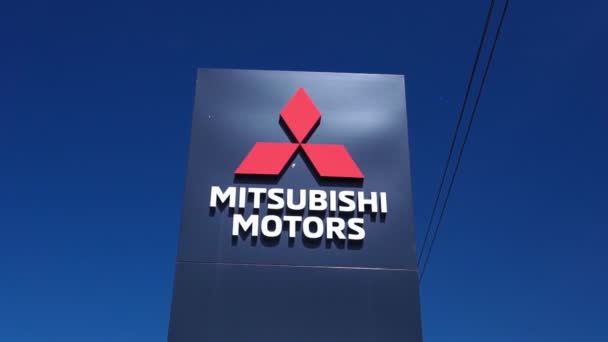 Tyumen, Rusia-6 de junio de 2020: Mitsubishi Motors Corporation es un fabricante de automóviles japonés. — Vídeos de Stock