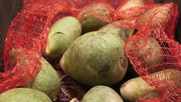 Selderij wortel op de planken van de markt. een van de meest voorkomende voedingsproducten — Stockvideo