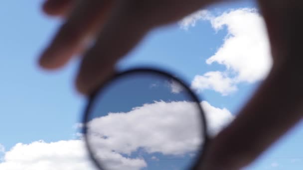 Polarizing filter for camera close up selective focus — Stockvideo