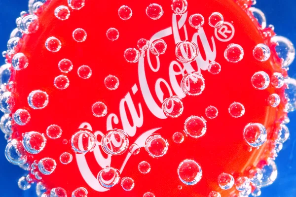 俄罗斯蒂门 2020年6月11日 红色经典可乐瓶盖在黑色背景下 配有水滴和新鲜饮料 — 图库照片