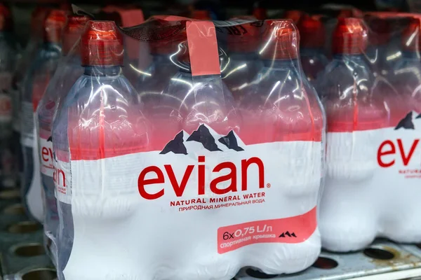 Tyumen Rússia Junho 2020 Evian Natural Mineral Water Fabricado França — Fotografia de Stock