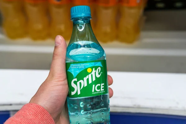 Tyumen Rússia Junho 2020 Batalhas Refrigerantes Sprite Para Vender Supermercado — Fotografia de Stock