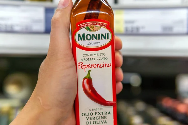 Тюмень Россия Июня 2020 Года Бутылка Итальянского Оливкового Масла Monini — стоковое фото