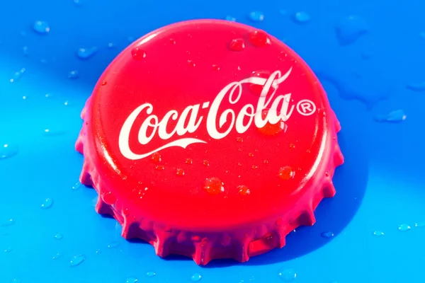 Tyumen Rusia Juni 2020 Logo Coca Cola Can Dengan Penurunan — Stok Foto